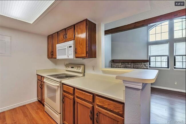 Building Photo - 942 S Walden St