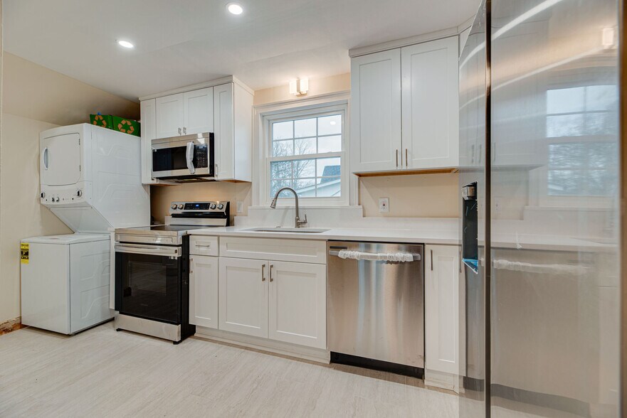 UpdatedKitchen - 1109 Graybar Ln