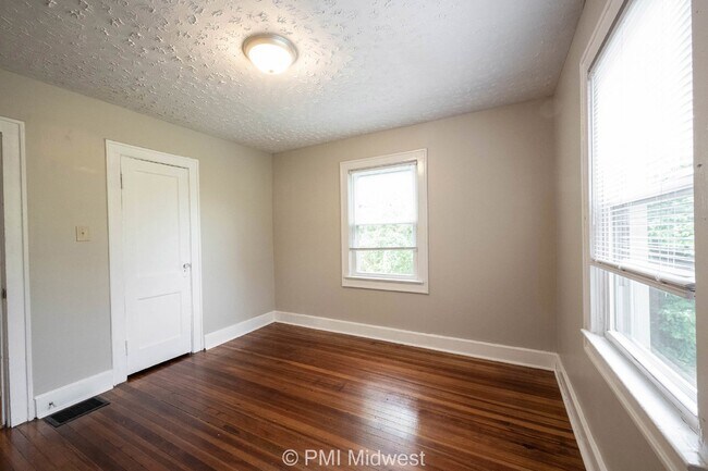 Building Photo - Charming 2-Bedroom Home with Hardwood Floo...