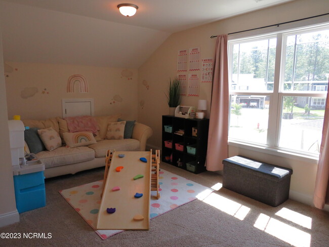 Building Photo - 425 Palisades Dr