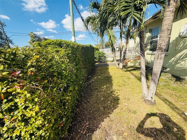 Building Photo - 503 SW 19th Ave