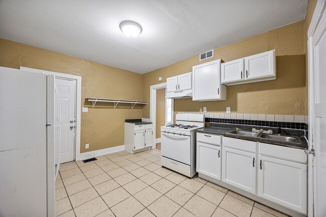 Building Photo - 744 Diamond Ave