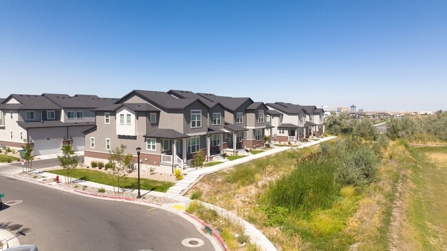 Building Photo - GET THE FIRST MONTHS RENT FOR FREE!!!