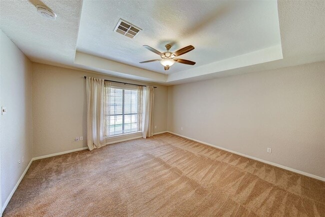 Building Photo - 402 Live Oak Ln