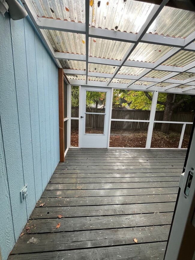 Building Photo - Single Level House available now!!!