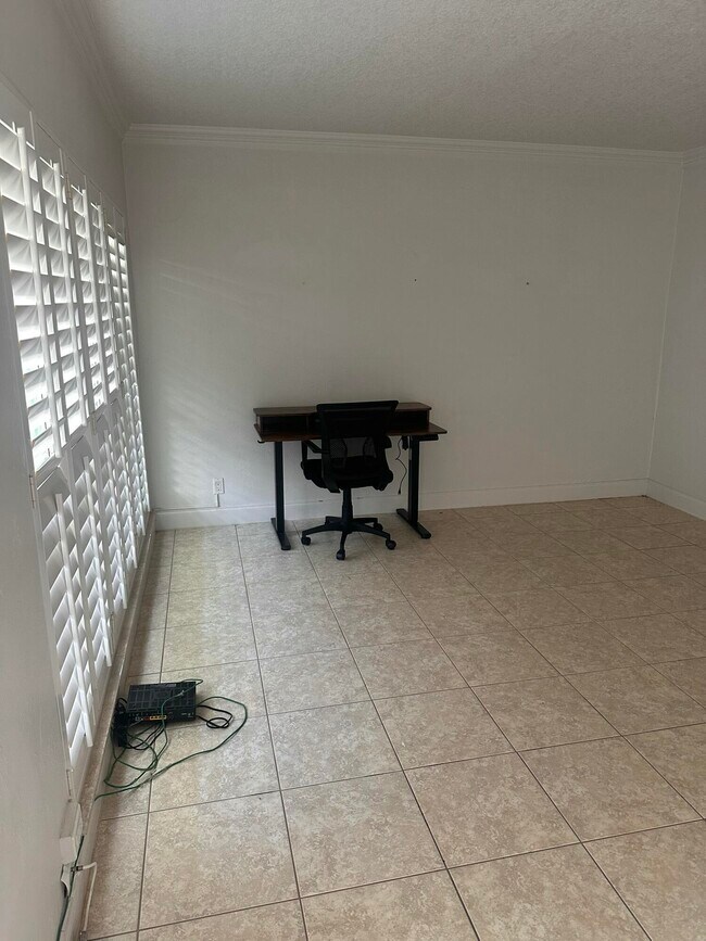 Building Photo - 2124 NE 5th Ave