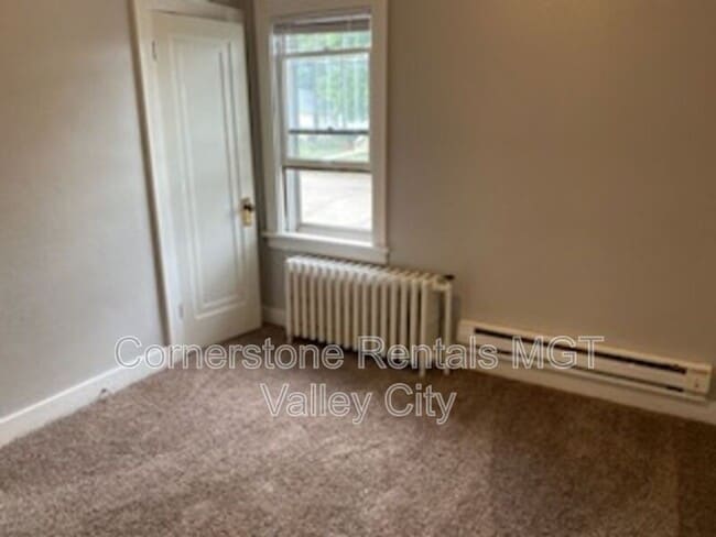 Building Photo - 208 5th Ave SW