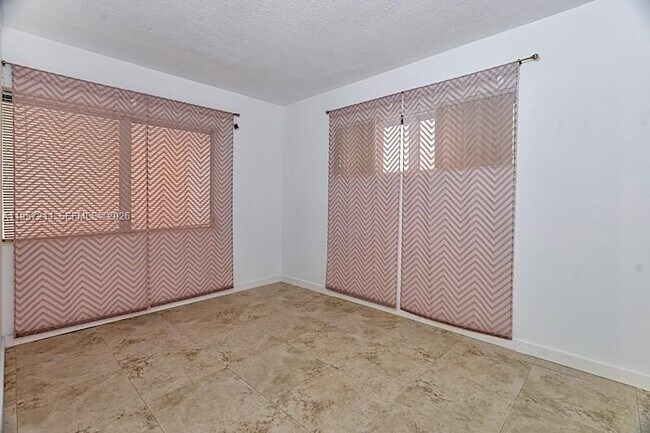 Building Photo - 1450 NE 170th St