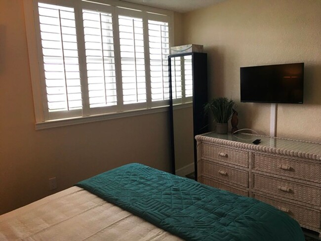 Building Photo - 6 to 8 Month Rental! Furnished 2 bed 2 bat...