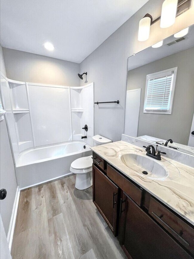 Building Photo - Beautiful 3-Bedroom Home with Modern Comfo...