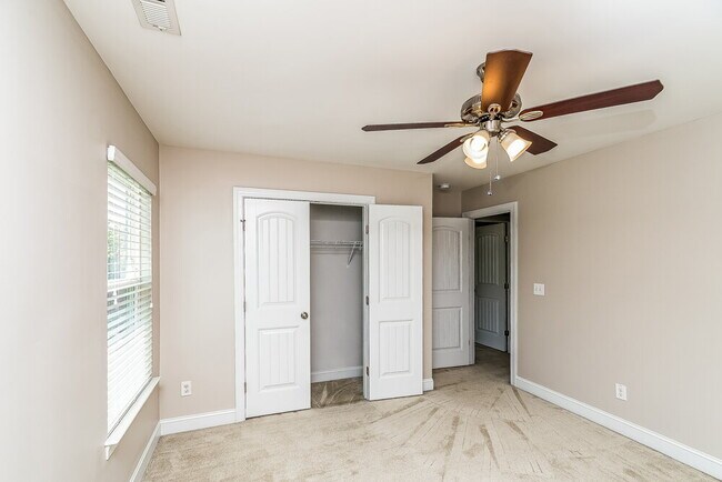 Building Photo - 61 Roterham Dr