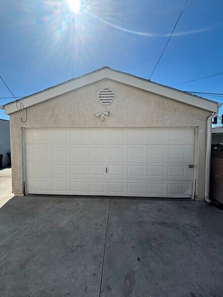 Building Photo - 828 W 71st St