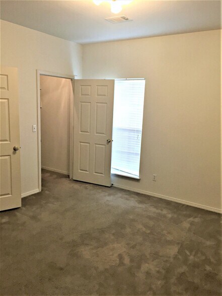 Building Photo - 1774 N Gregg Ave