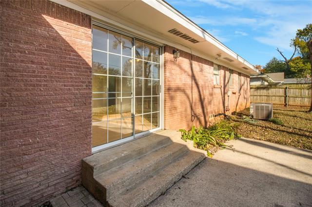 Building Photo - 1618 University Dr