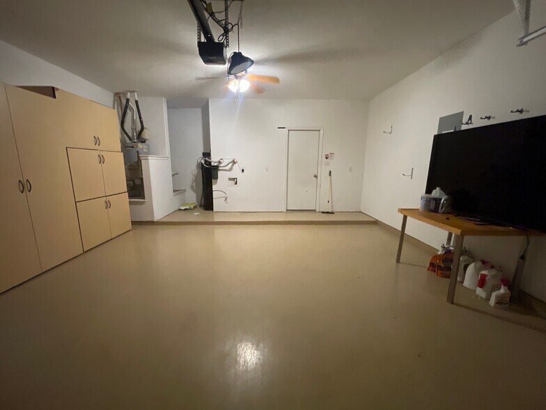 Building Photo - Room in House on Bluewood Bend