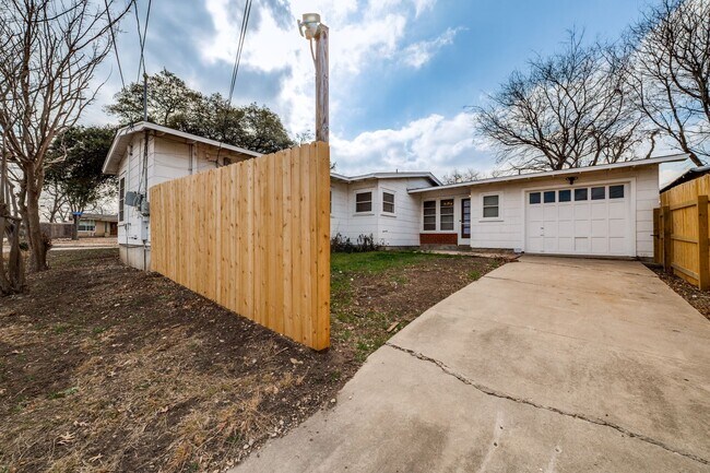 Building Photo - BEAUTIFUL MID-CENTURY HOME IN DELLVIEW