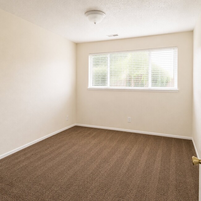 Building Photo - 305 E Encore Dr