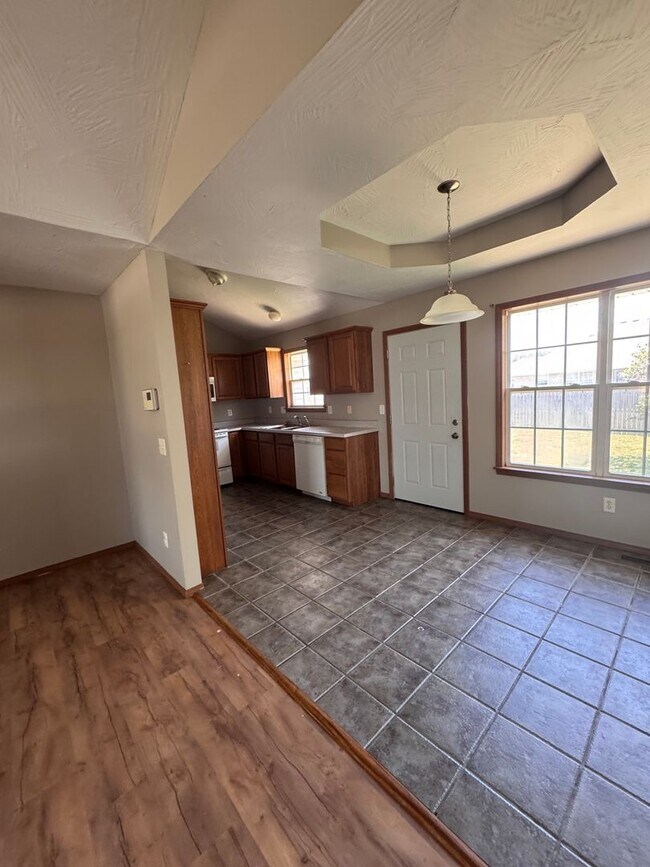 Building Photo - 508 N Douglas Dr