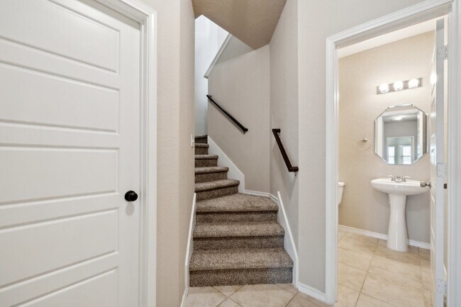 Building Photo - Price Improvement! This 4 bed, 2.5 bath ho...