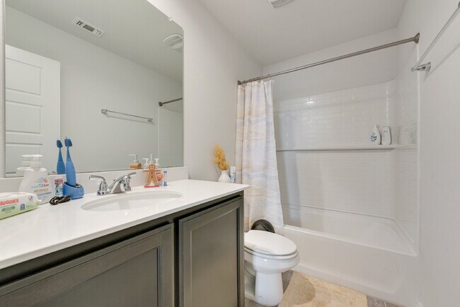 Building Photo - "Upgraded 3-Bed, 2-Bath Ranch Home Conveni...