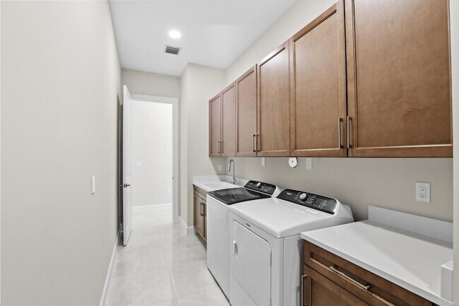 Building Photo - 14823 Wildwood Cir