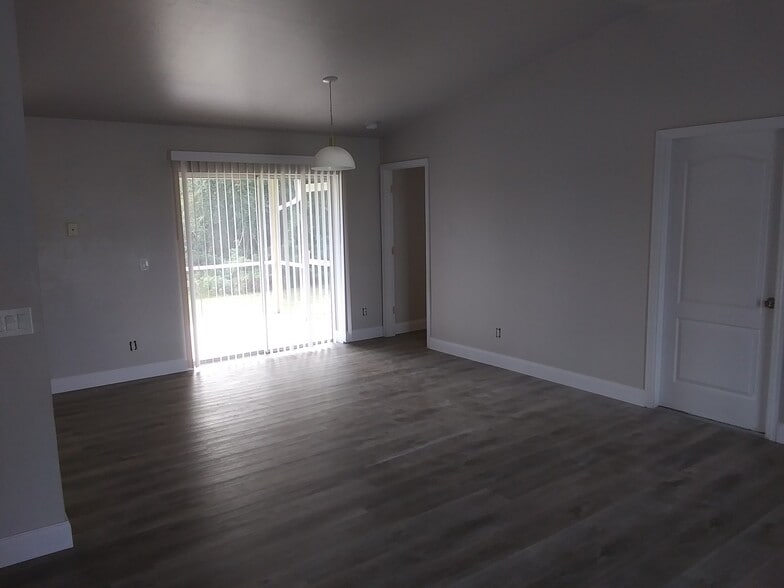 Building Photo - 1154 Ebert Street East