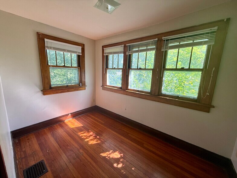 Building Photo - 468 E Tompkins St
