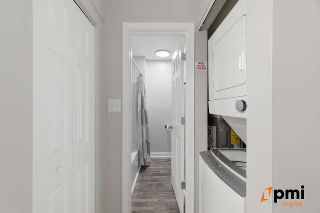 Building Photo - GATED COMMUNITY FULLY RENOVATED 1 BED 1 BATH WITH BALCONY AND POOL