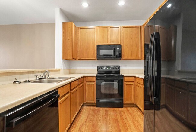 Building Photo - Cute 2bd, 2.5ba Townhome Across from Cotto...