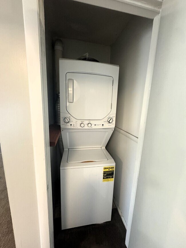 Building Photo - Move In Special: 1/2 Off 1st Month's Rent!!