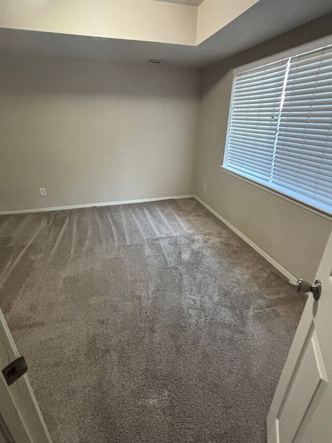 Building Photo - 4 Bedroom, 2.5 Bath Townhome in Greeley