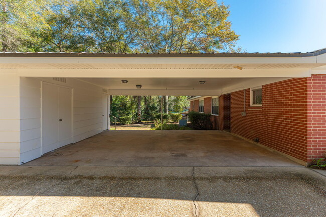 Building Photo - 194 Oaklawn Square