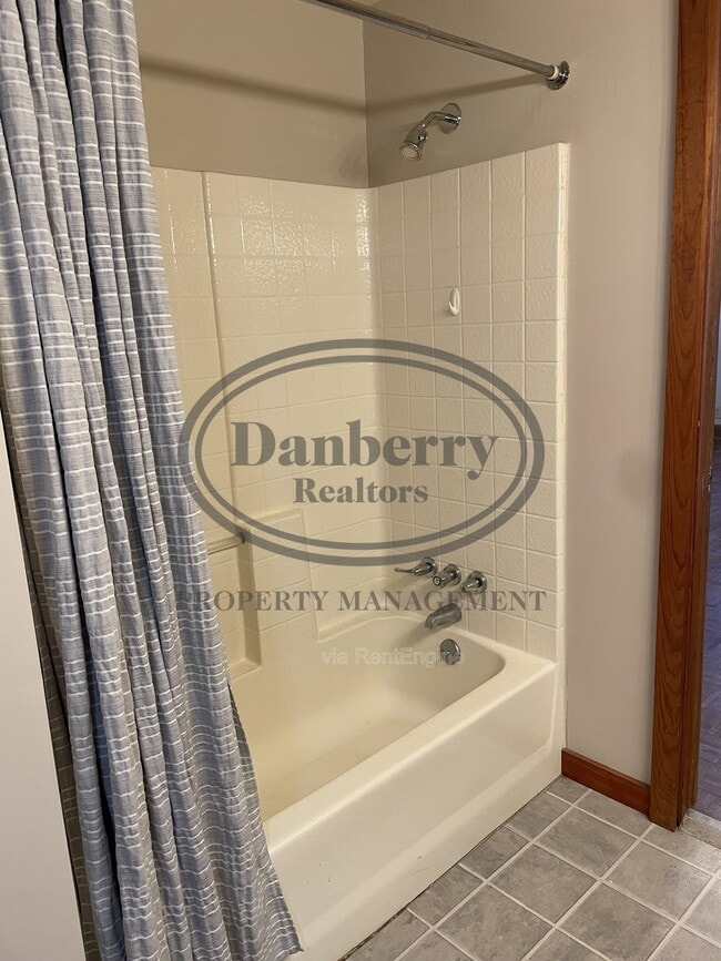 Building Photo - 606 South St