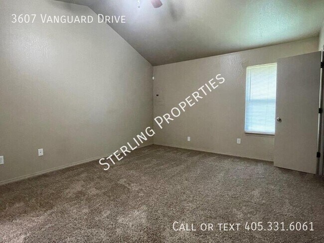 Building Photo - 3607 Vanguard Dr