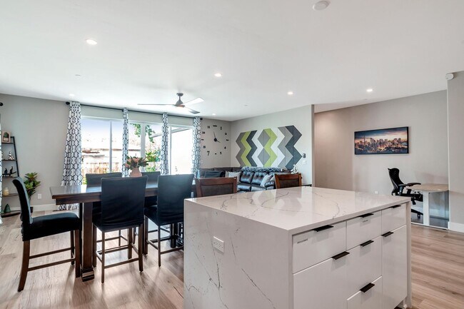 Building Photo - Fresh and Modern 3BD/2BA Home with Solar!