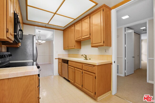 Building Photo - 2102 Century Park Ln