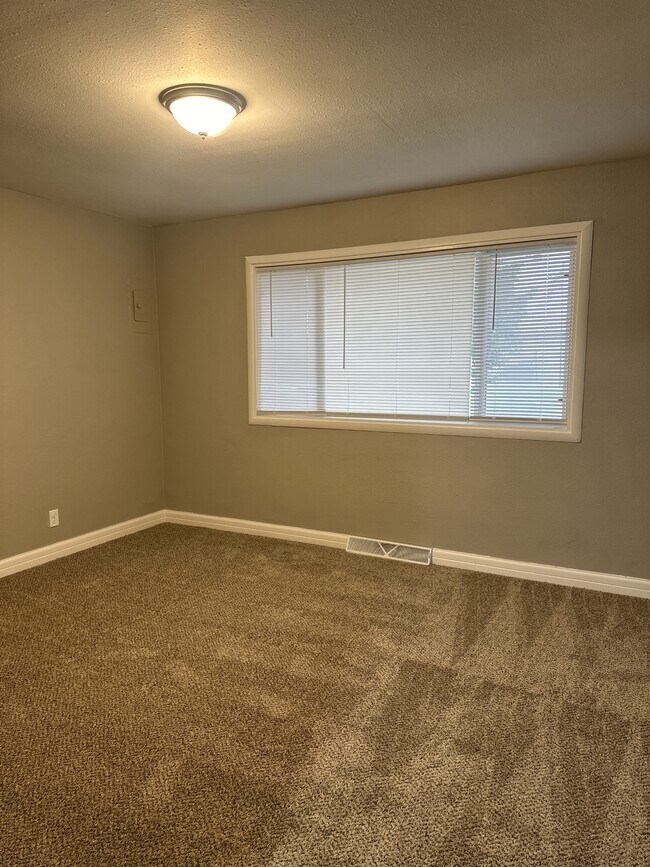 Building Photo - 602 Sara St