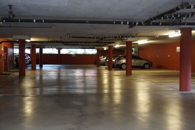 Building Photo - Mill Creek 3 Bedroom Ground Floor Corner Condo
