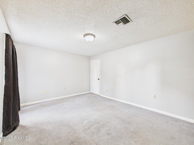 Building Photo - 511 Fox Run Ave