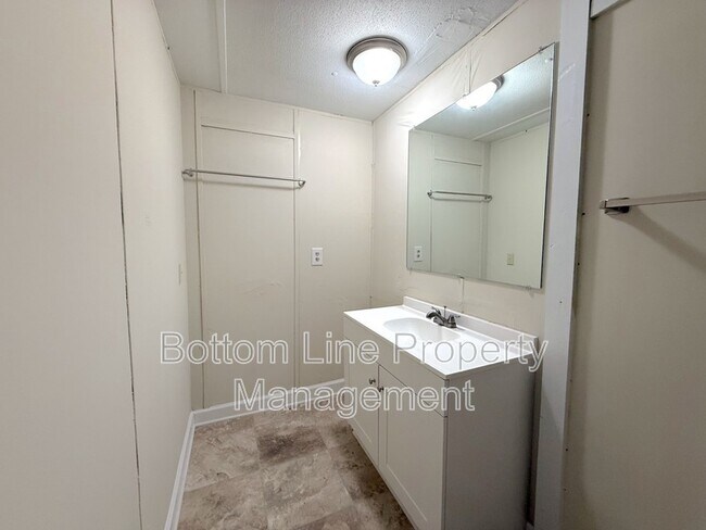 Building Photo - 2400 Hart Rd