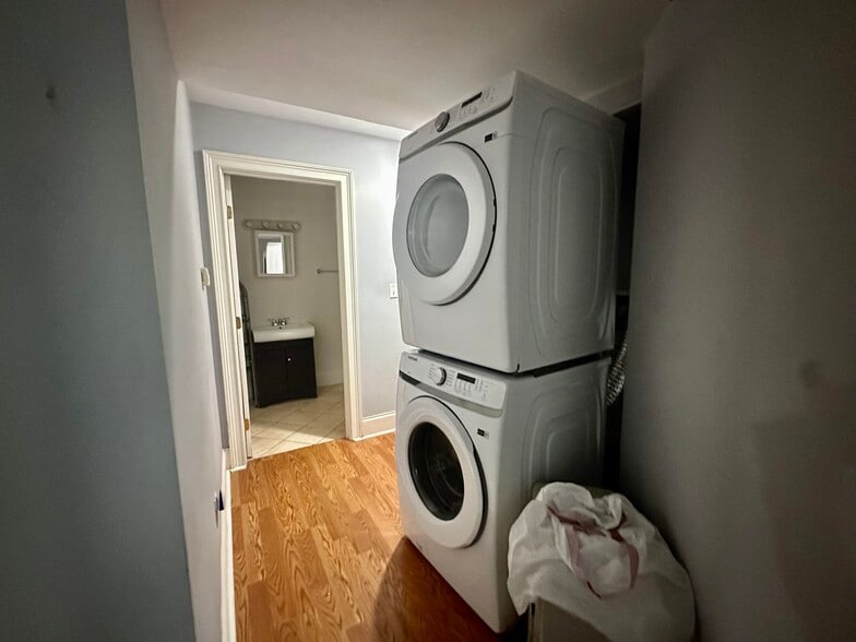 Building Photo - 731 Parker St