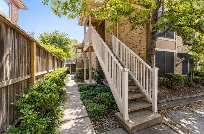 Building Photo - 1311 Antoine Dr