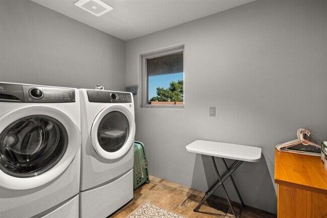 Building Photo - Exquisite Luxury Home Basking in Red Rock Mountains with Infrared Sauna + Fire Tables, Near Oak C...