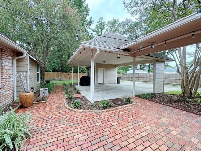 Building Photo - Beautiful Furnished home off Perkins Rd.