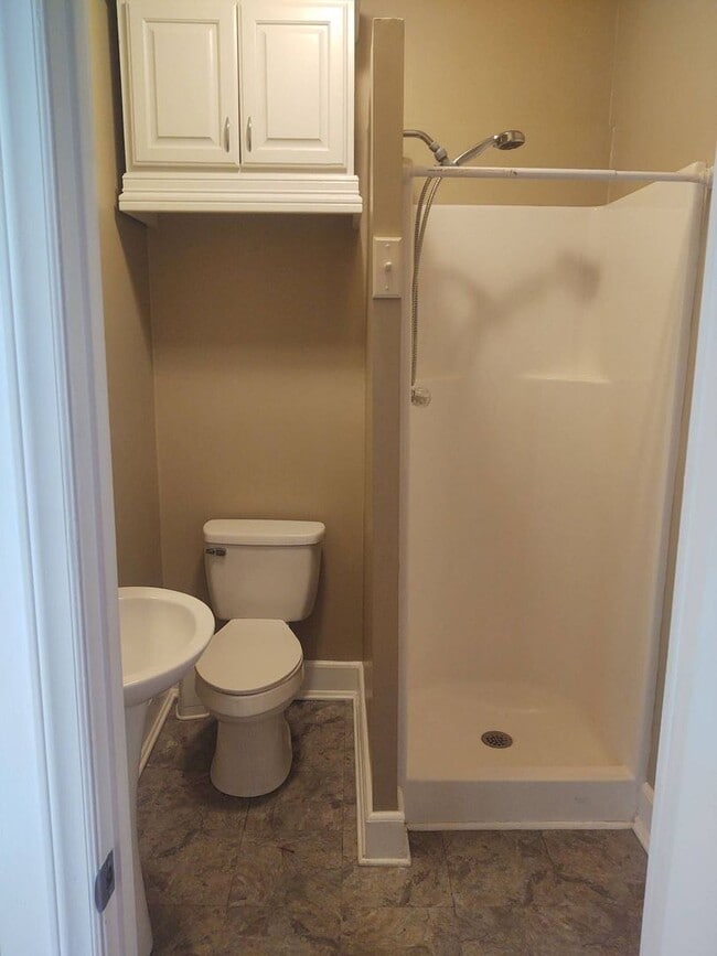Building Photo - 4 bedroom 2 bathroom pet friendly house!