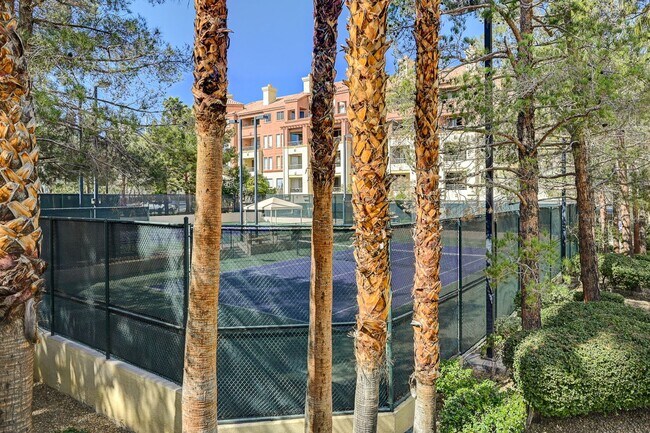 Building Photo - Beautiful, partially furnished 1 bedroom w...