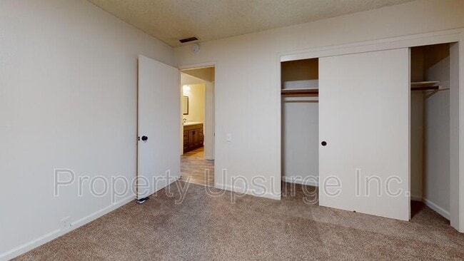 Building Photo - 905 Lakeside Dr