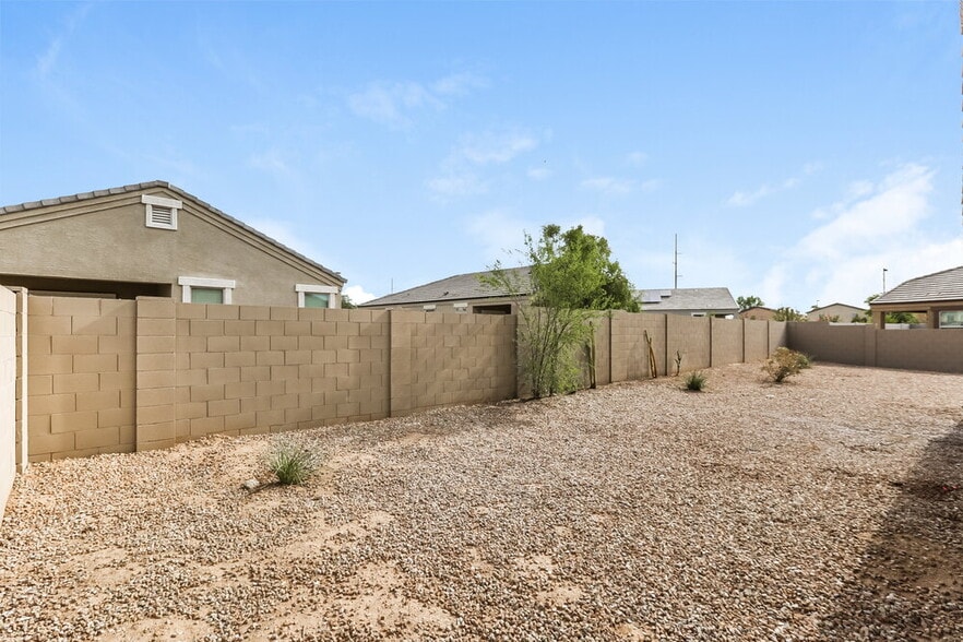 Building Photo - 25562 W Desert Dr