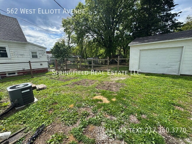 Building Photo - 562 W Elliott Ave