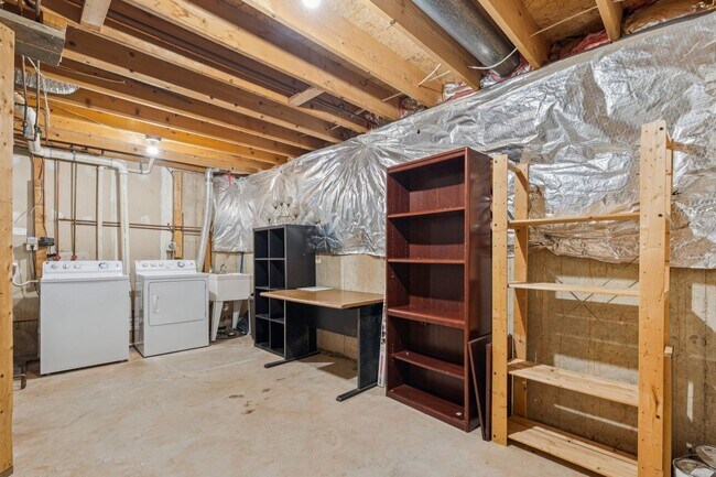 Building Photo - Great Location for schools, shopping and d...